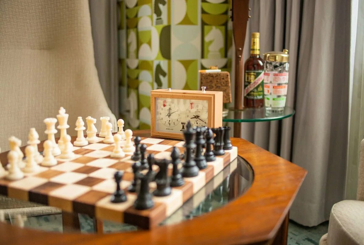 Чессотель без регистрации чесс отель. The chess hotel в париже. Шахматы с компьютером. The chess hotel в париже. Шахматы компьютерная игра.
