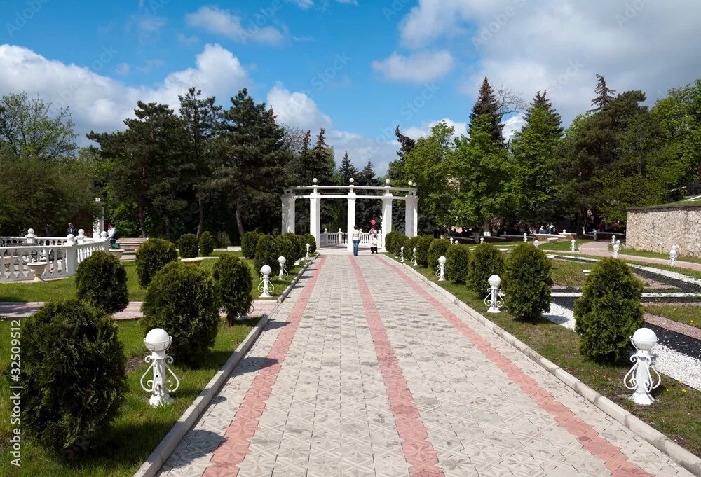 Пятигорск аллея детства. Аллея в пятигорске. Пятигорск аллея. Лермонтовский сквер железноводск. Аллея в пятигорске.
