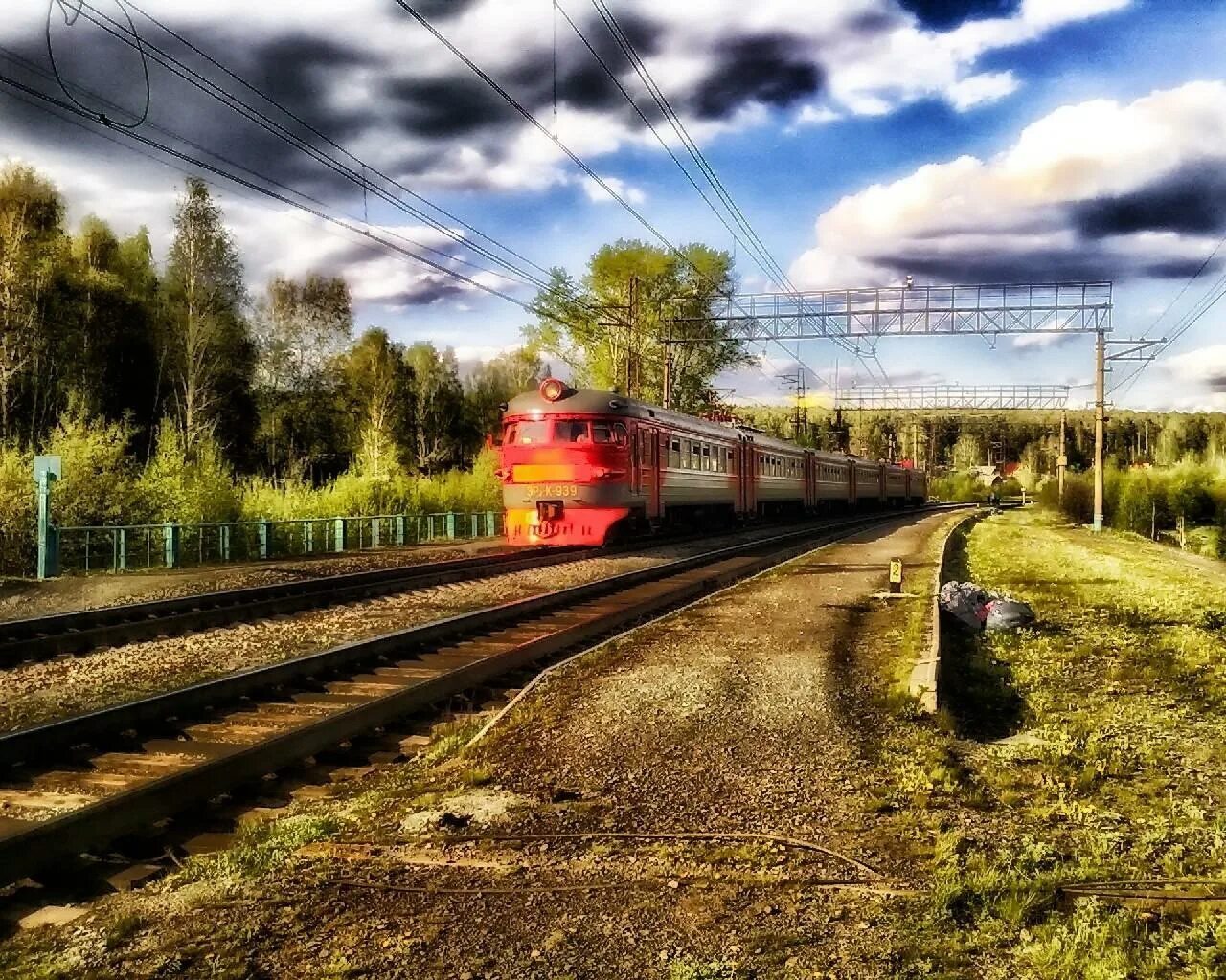 Железная дорога. Железнодорожный пейзаж. Пейзаж с поездом. Пейзаж с железной дорогой. Россия живет дорогами