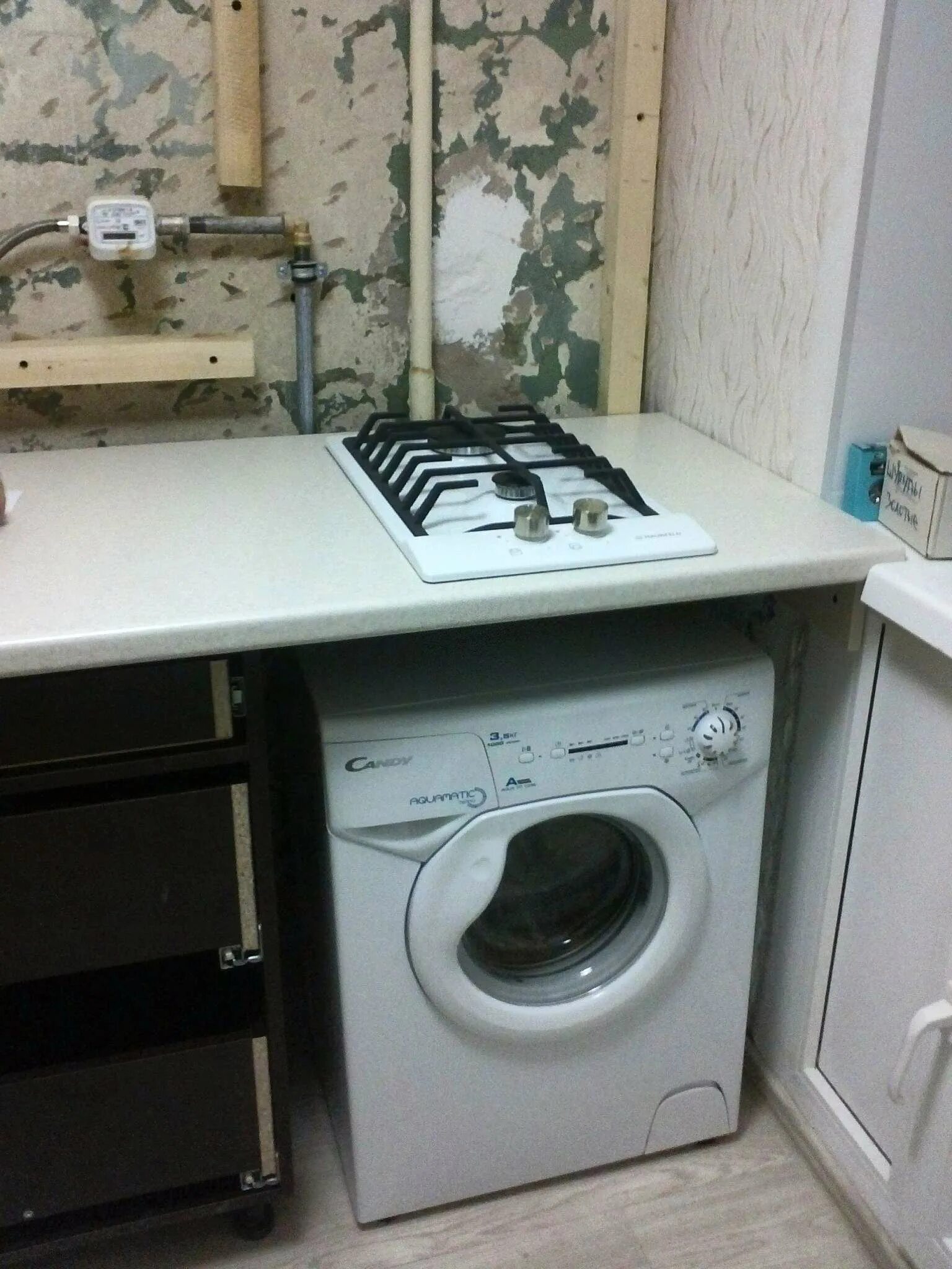 Встраиваемая стиральная машинка под столешницу икеа метод. Газовая плита на стиральной машине. Столешница снизу стиралка. Встроенная стиралка на кухне. Машинка на кухне под столешницей.