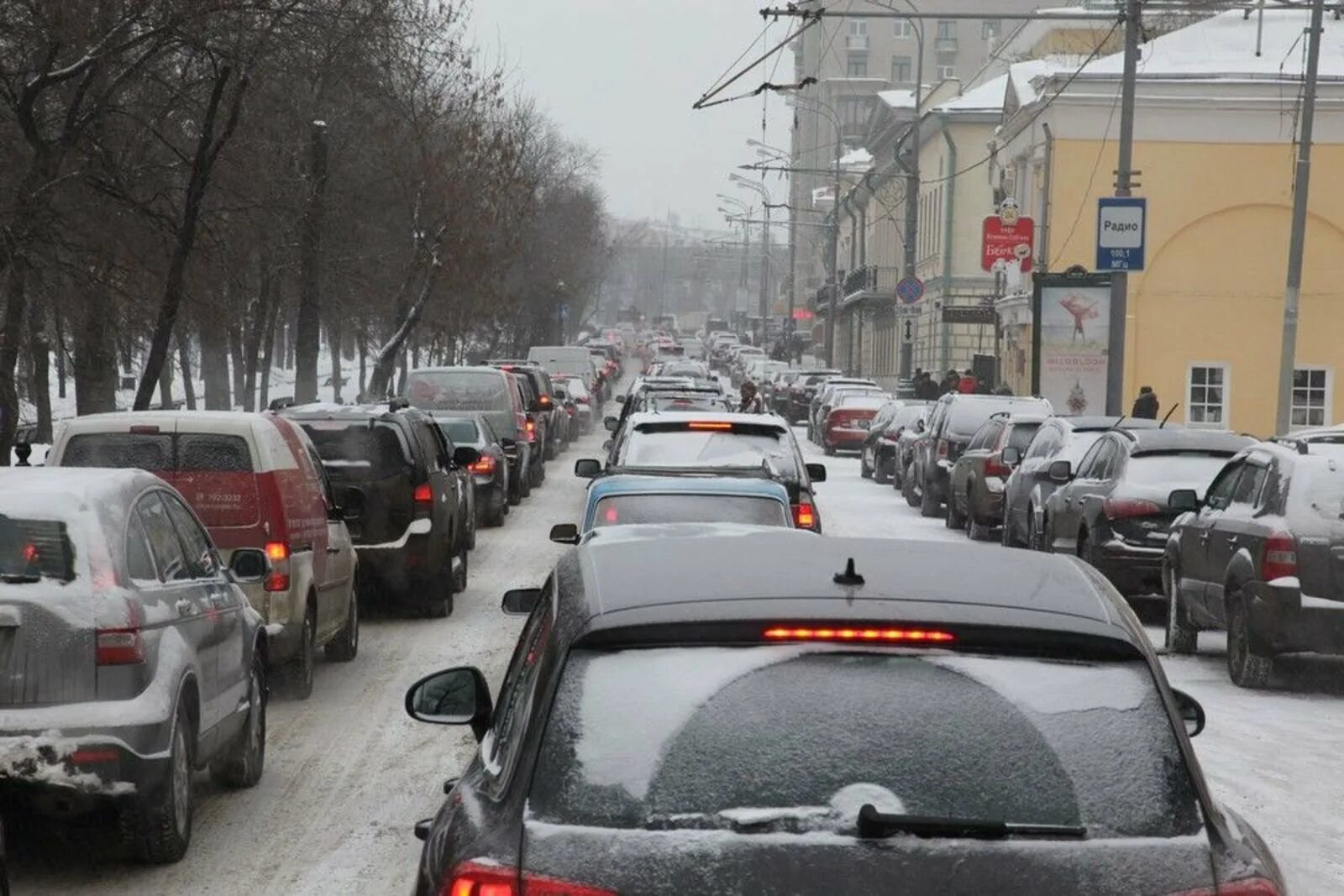 Пробка на дороге зима. Пробка машин. Пробки на дорогах зимой. Москва пробка на дороге зима. Улица большая дорога