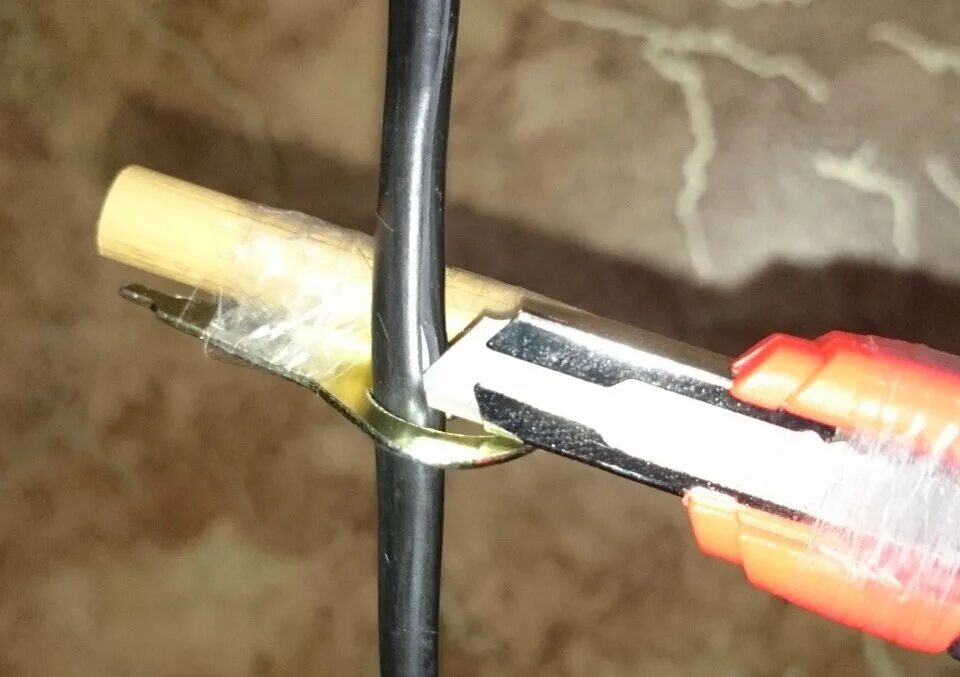 Как очистить провода в домашних условиях. Снятия изоляции медь провода. Приспособы для снятия изоляции с алюминиевых проводов. Приспособление для очистки оплетки кабеля. Снятие оплетки с кабеля.