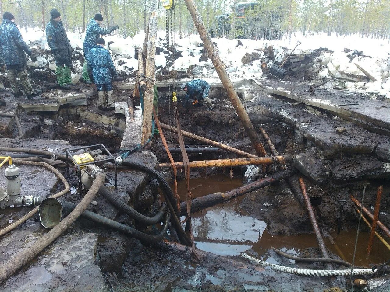 Подъем самолетов. Самолеты в болотах бабаевского района. подъем самолета поисковиками.