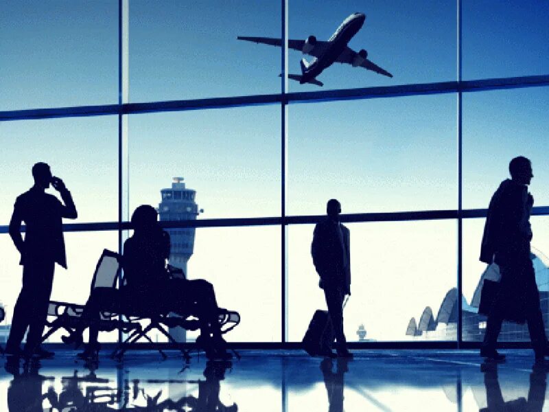 Business travel yours. Мужчина с чемоданом. Деловой человек в аэропорту. Business travel yours. Бизнес путешествия.