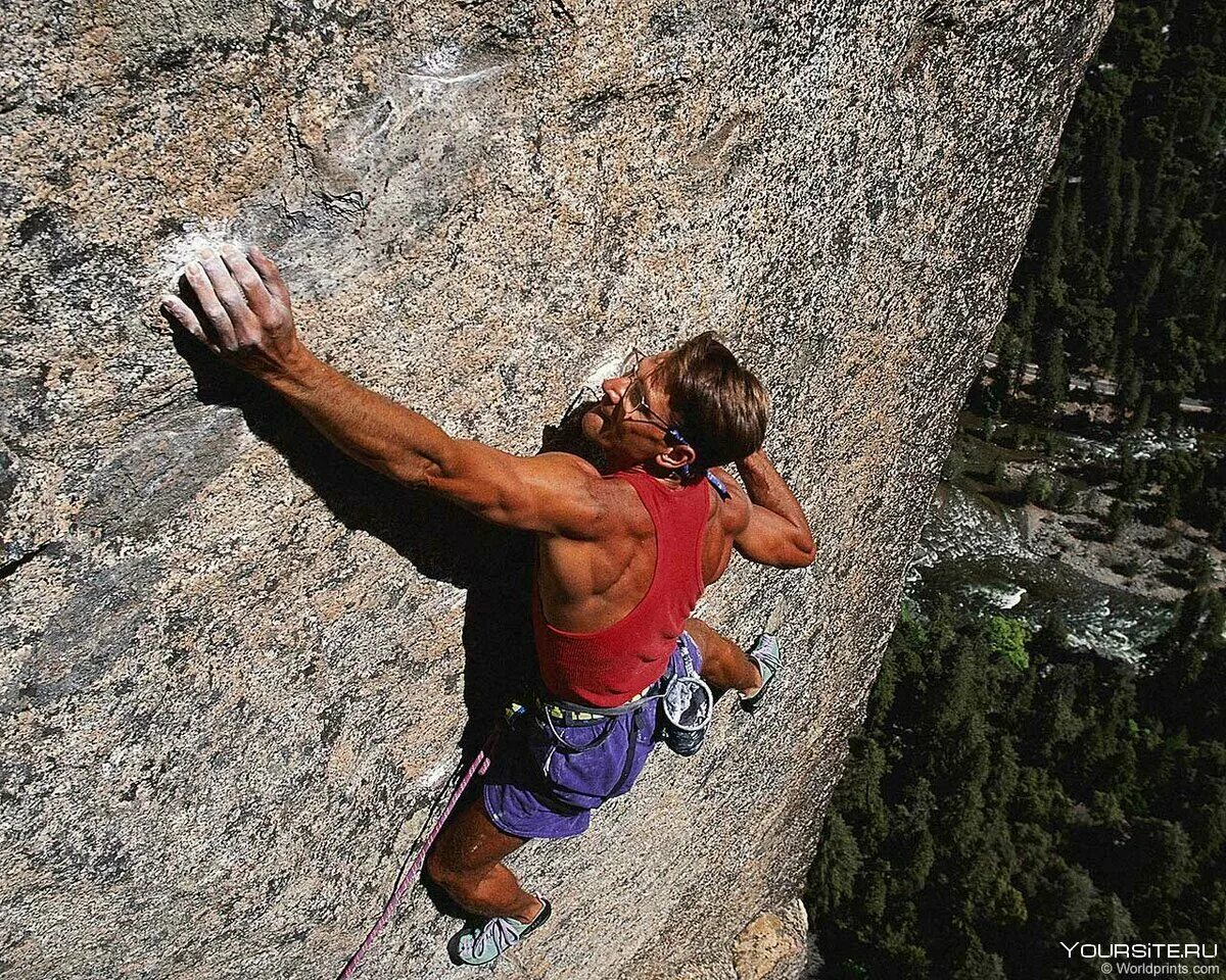 Взбираться на гору. Человек карабкается в гору. Скалолаз на закате. Крыма. Человек на скале.