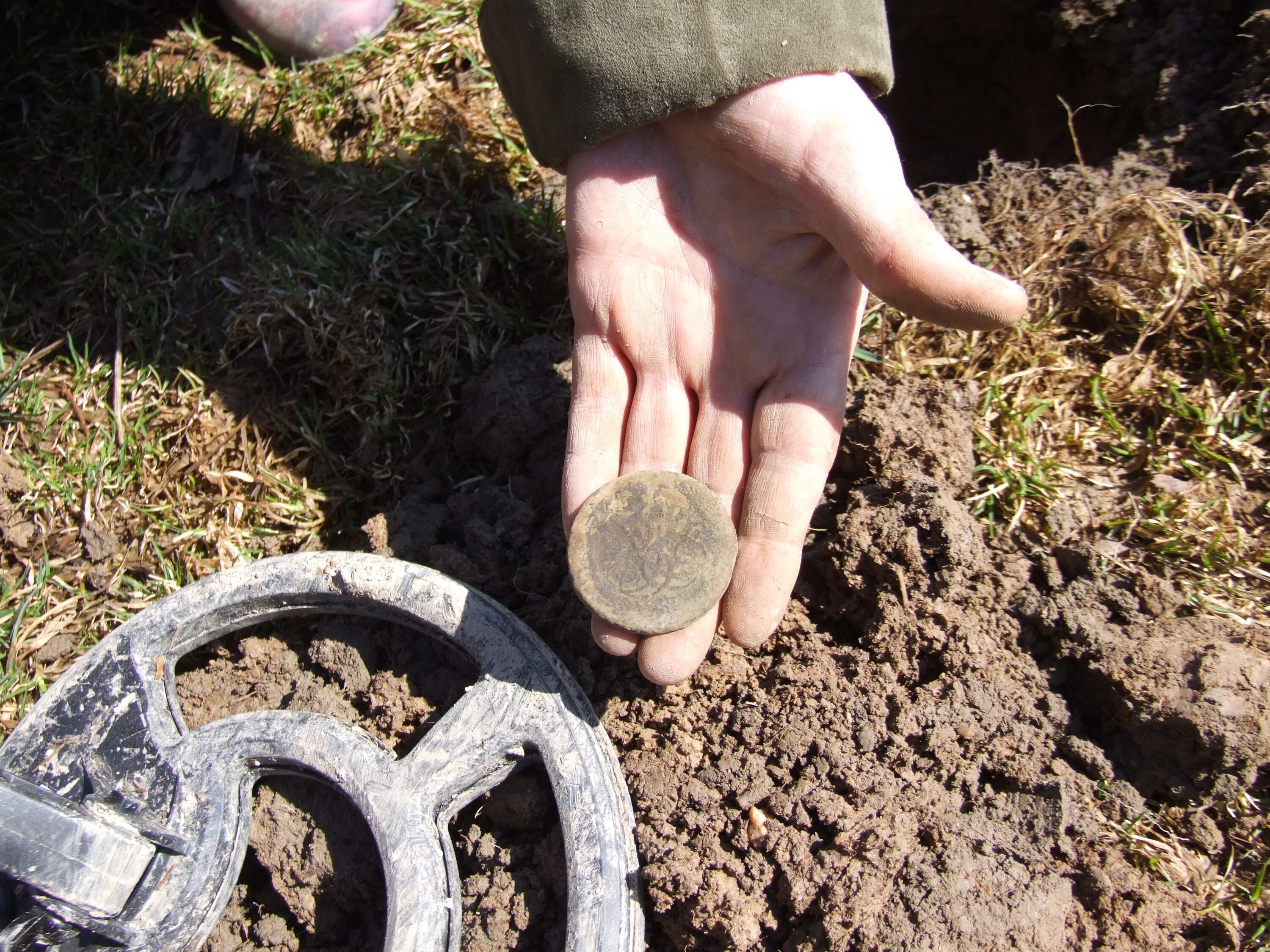 Можно искать с помощью. Коп монет с металлоискателем. Находки металлоискателя минелаб. Можно искать с помощью. Находки кладов с металлоискателем.