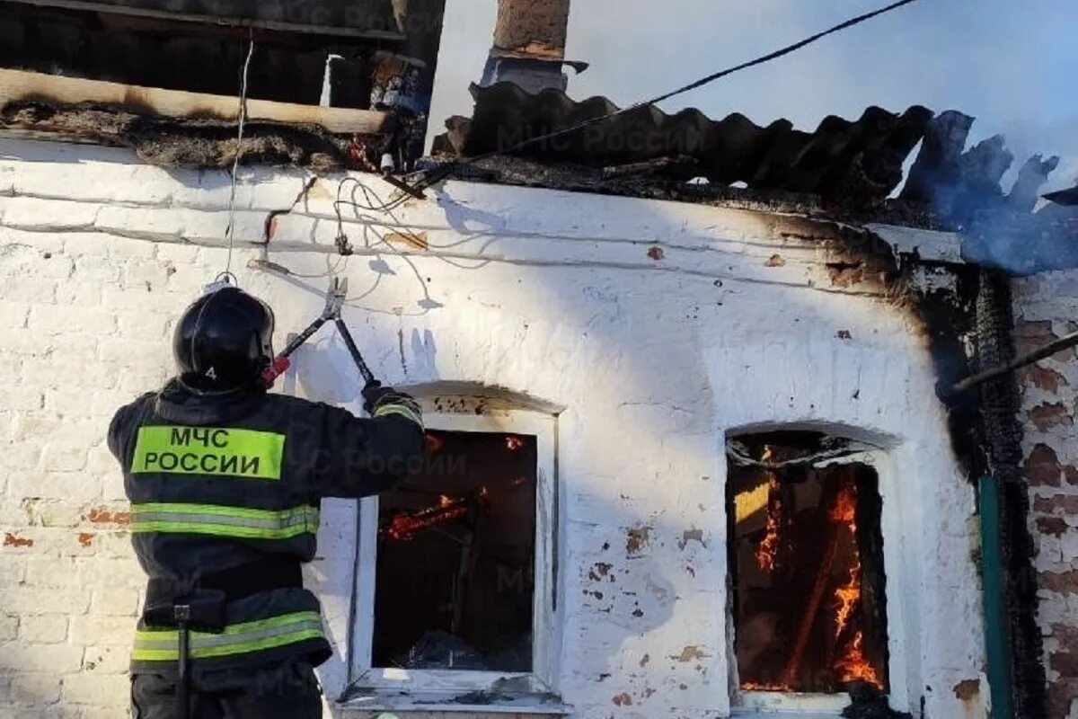 Пожар на озерной улице. Пожар дома. Пожары в Калуге обл. Пожар на Озерной. Пожар в д. Атняшка.