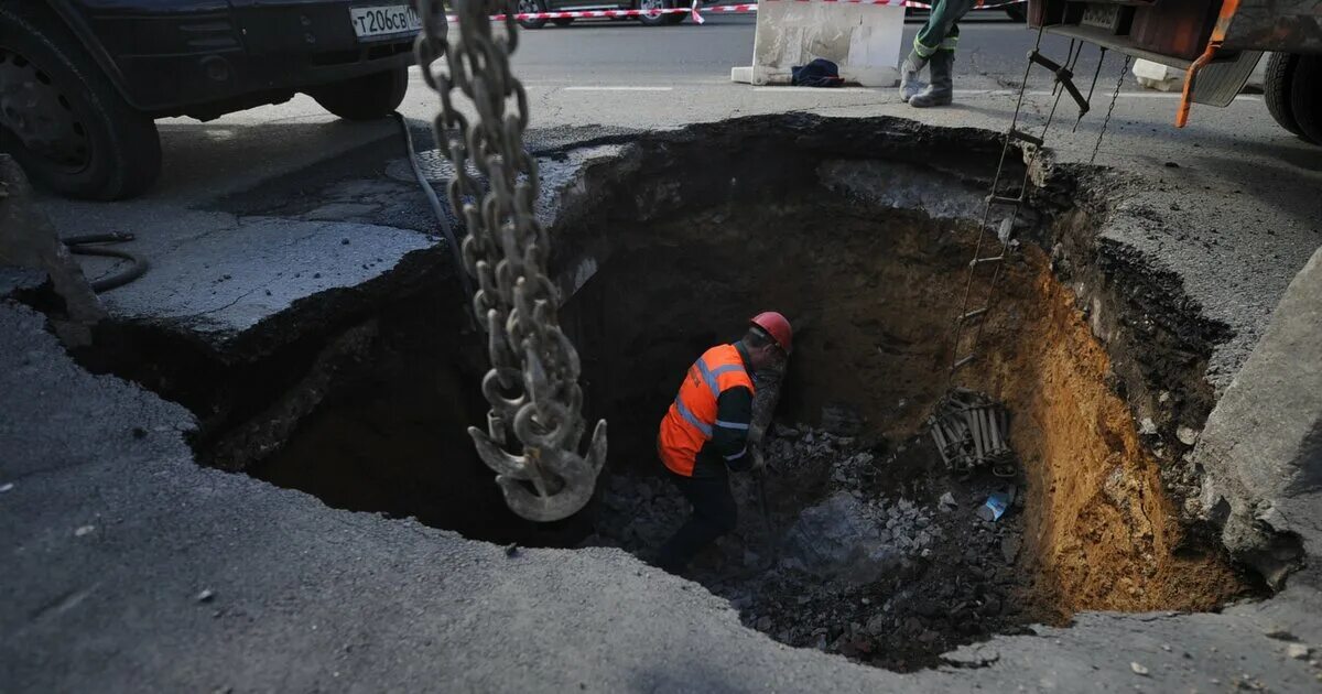Грунт проваливается. Провал грунта в москве. асфальт провалился в москве. москва провалится под землю. обвал грунта в москве.