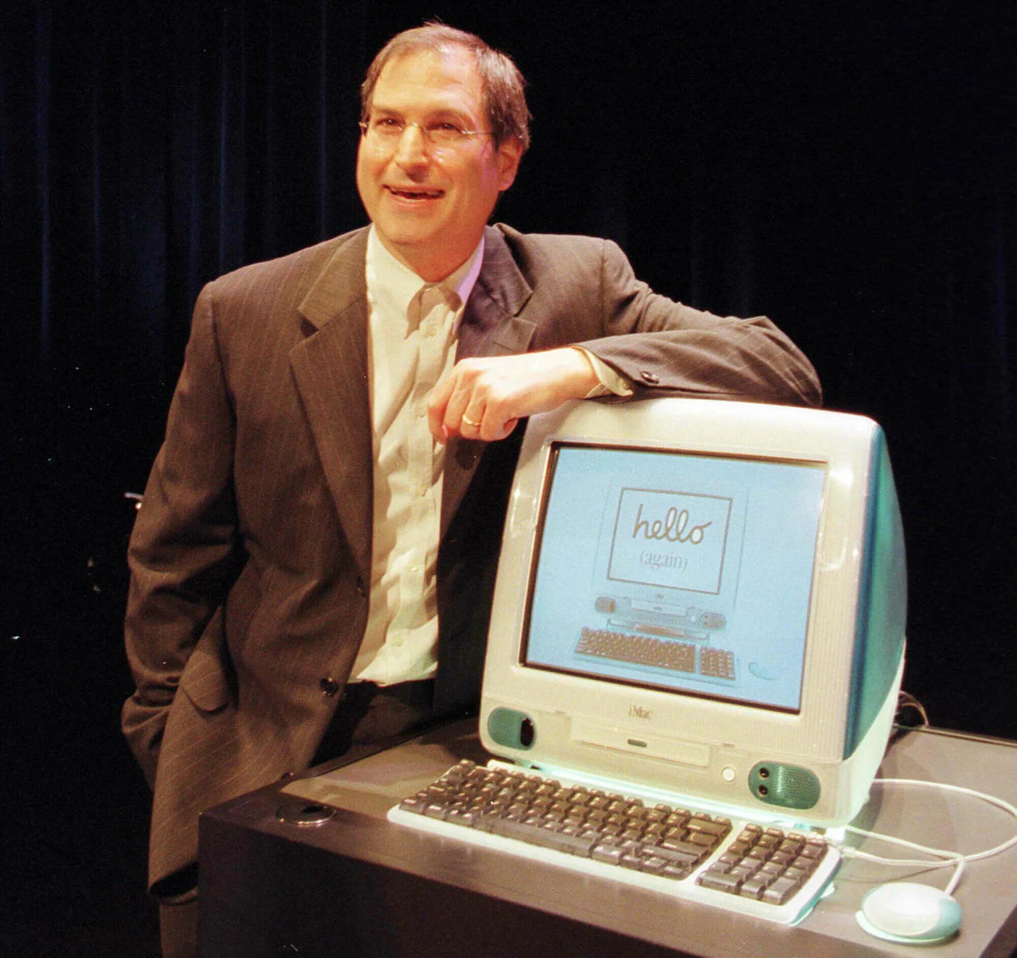 First apple. Стив Джобс макинтош. Стив Джобс макинтош 1984. Стив Джобс 1998. Стив Джобс Эппл 1.