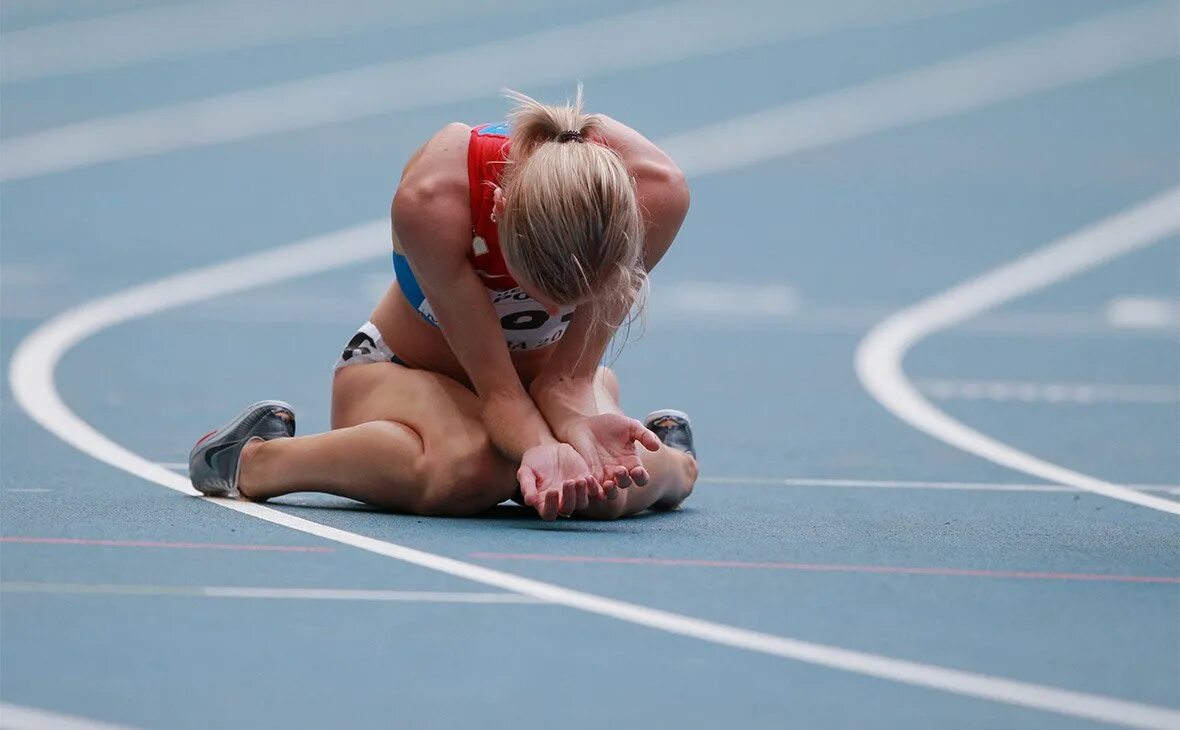 Утомление в спорте. Спортсменки на старте. Состояния спортсмена. Стресс в спорте. Спортивное совершенствование спортсменов