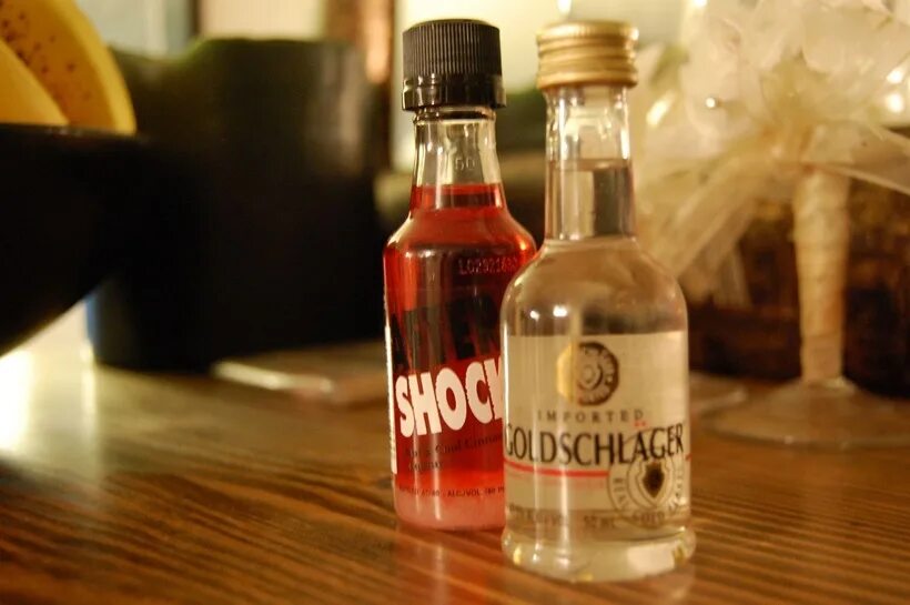 Спиртное на техническую тематику для женщин. Счастливый продавец алкоголя. Вред алкоголя для подрост. Как сравнить алкогольные напитки. Какие напитки самые вредные.