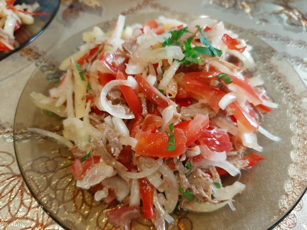 Салат с говядиной и солеными огурцами. Салат тбилиси с говядиной и фасолью и болгарским. Салат татарский с говядиной и маринованным. Салат татарский с говядиной и маринованным луком. Салат из говядины отварной.