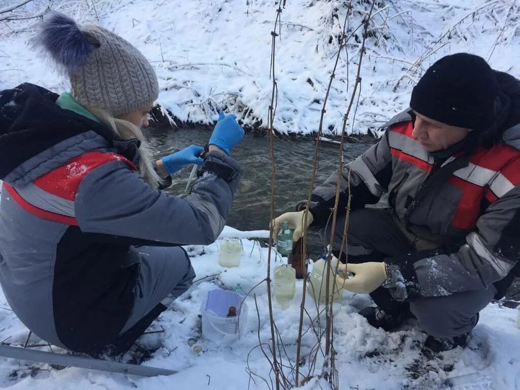 Пробы воды должны быть. Сбор проб воды. Взятие проб воды. Отбор проб воды из реки. Взятие проб воды в природе.