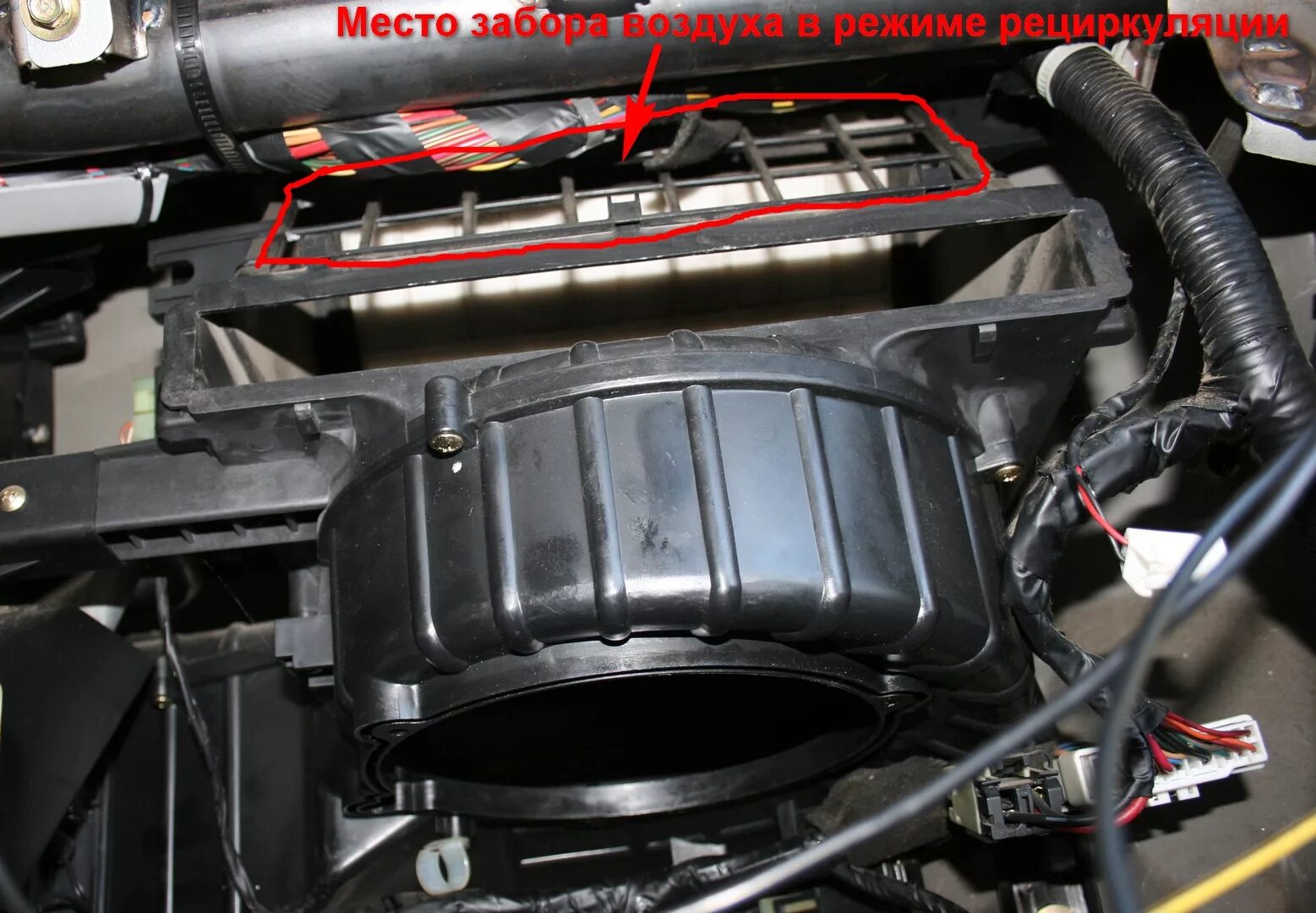 Откуда идет забор воздуха. Откуда идет забор воздуха. Воздуха забор на фольксваген поло. Сплит система схема потоков воздуха. Кондиционер забор воздуха снизу.