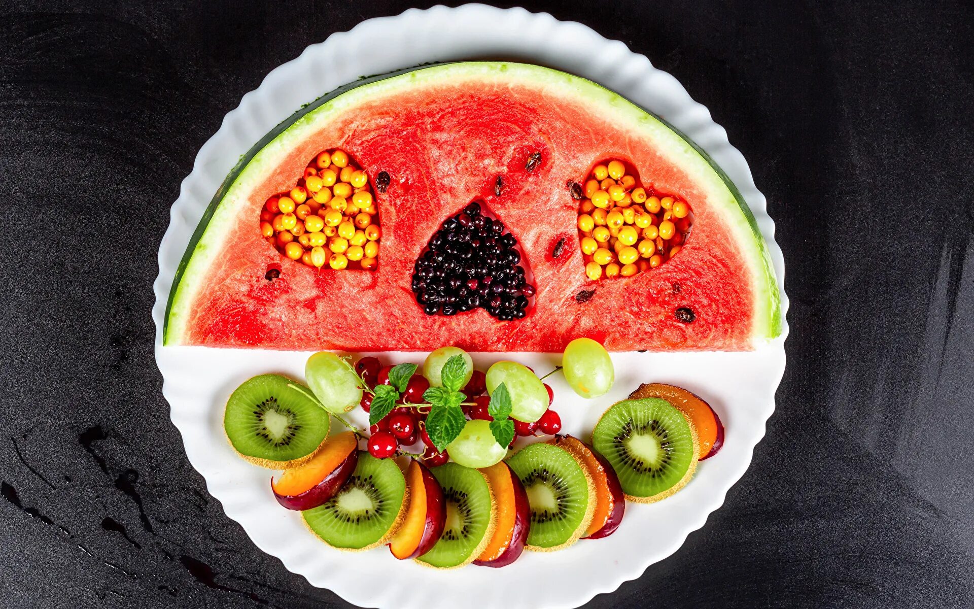 Watermelon berry. Арбуз на тарелке. Watermelon berry. Арбуз и мята сок. Еда из арбуза.