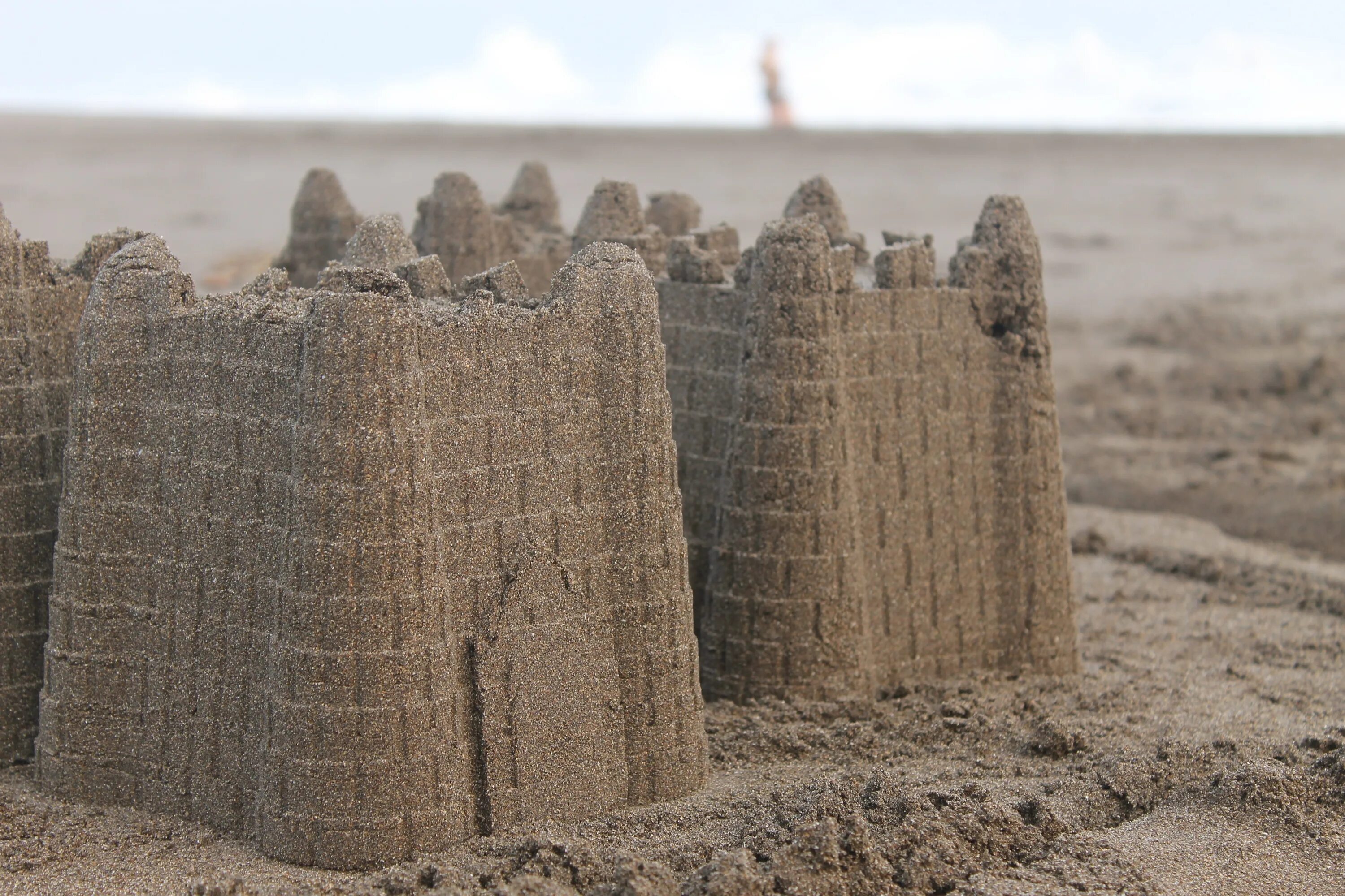 Sandcastle picture. Песочный замок. Строения из песка. Замок из песка. Город из песка.