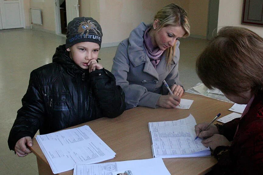 Поступление в школу. Прием в школу. Прием детей в школу. Родители записывают детей в школы. Регистрация ребенка в первый класс