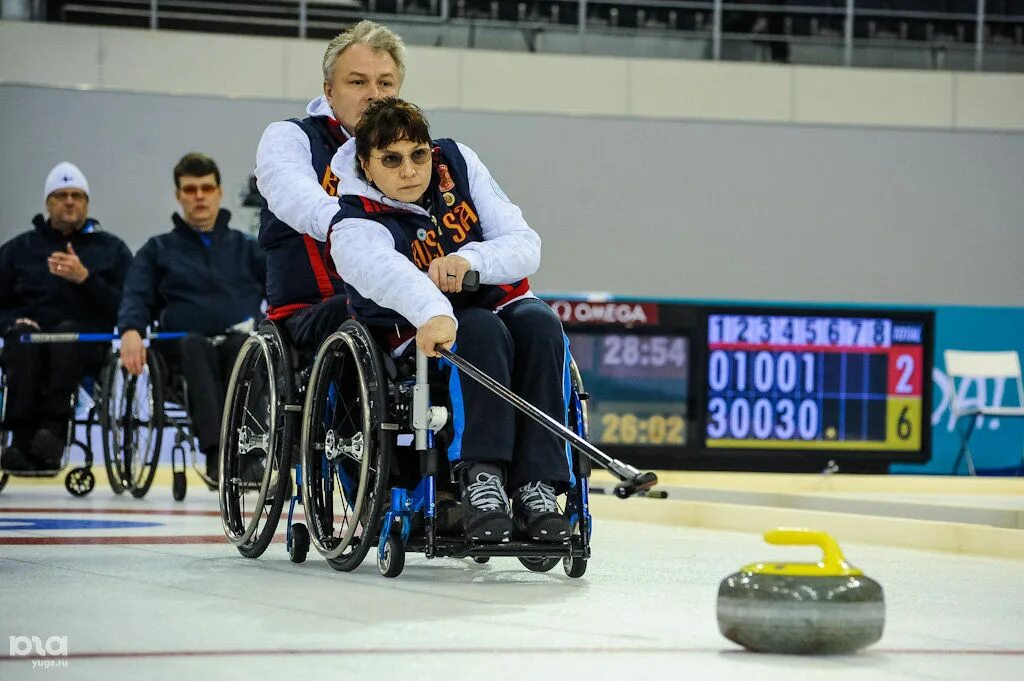 Кёрлинг на колясках на паралимпийских играх. Керлинг на колясках. Паралимпийские керлинг на колясках. Керлинг в удмуртии колясочники. Паралимпийские керлинг на колясках.