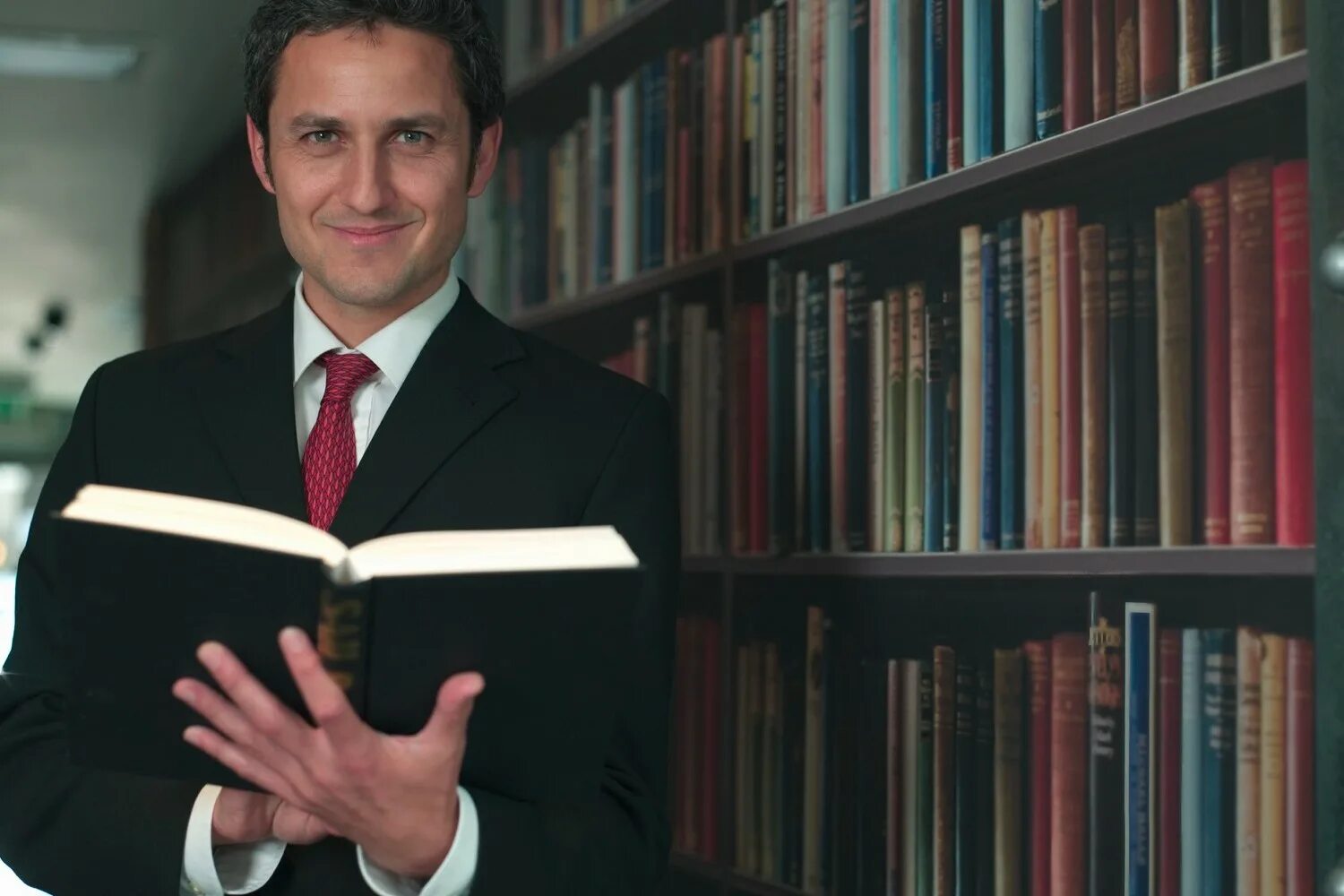 Мужчина с книгой. Бизнесмен читает. Лучшие книги по бизнесу. Успешный мужчина. Книга человек.