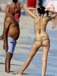Hana Nitsche Russell Simmons am Strand.