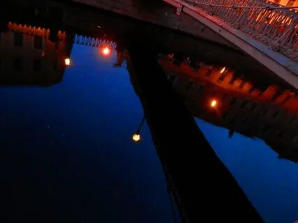 Мост белой реки ночью