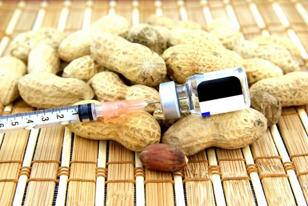 Аллергия на фундук. Орехи аллергия аллергия. Какие орехи самые аллергенные. Аллергия на траву на коже рук. Аллергия на фундук.