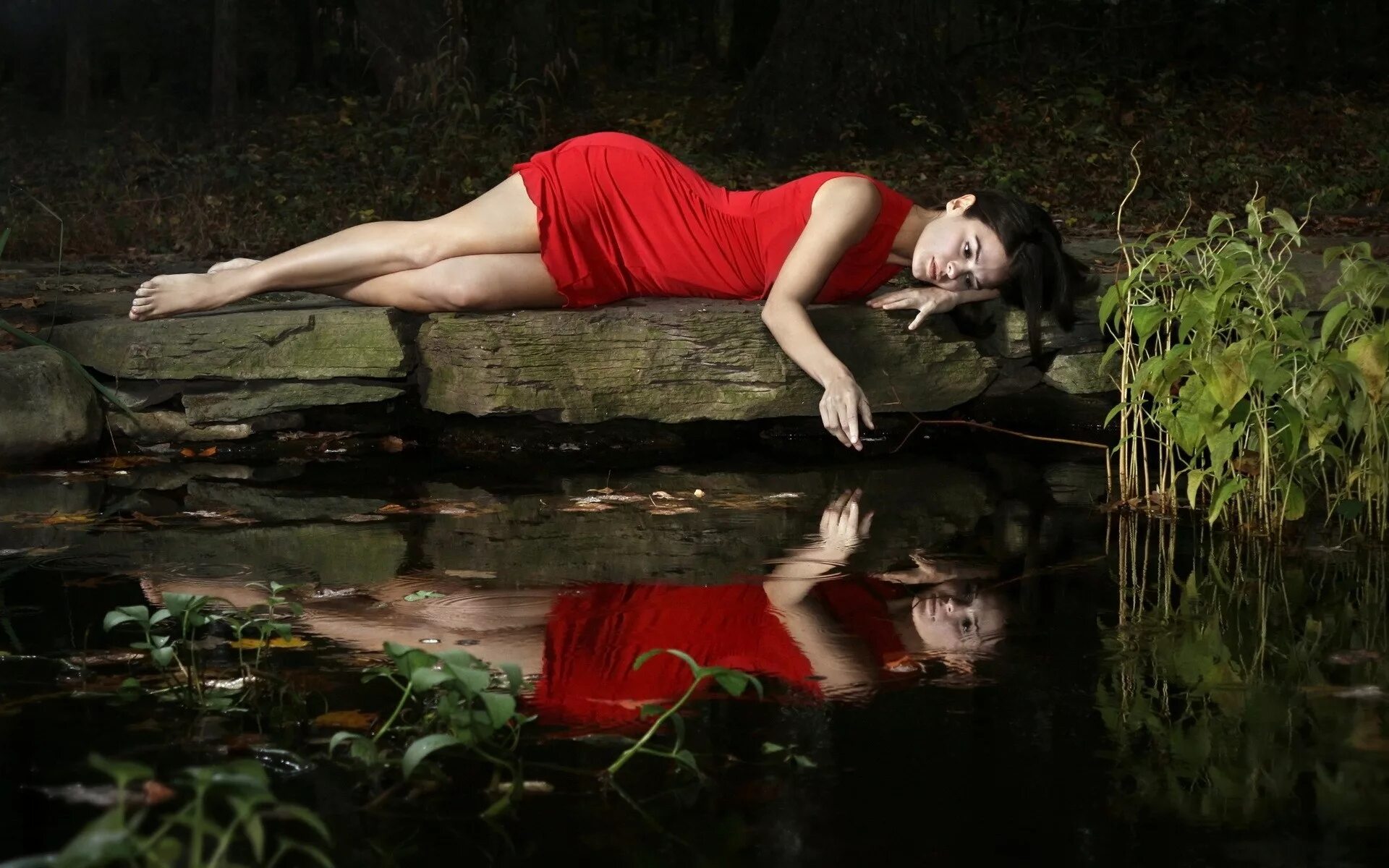 Отражение вода песни. Девушка лежит на Камне. Фотосессия на пруду. Фотосессия в воде. Девушки на озере.