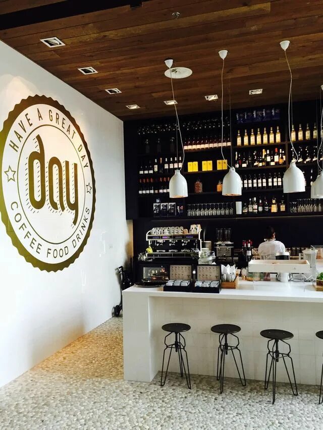 Кафе бар кофейня. Стойка для кофейни. Барная стойка в кафетерии. Старбакс в кафе в сша. Интерьер мини кофейни.