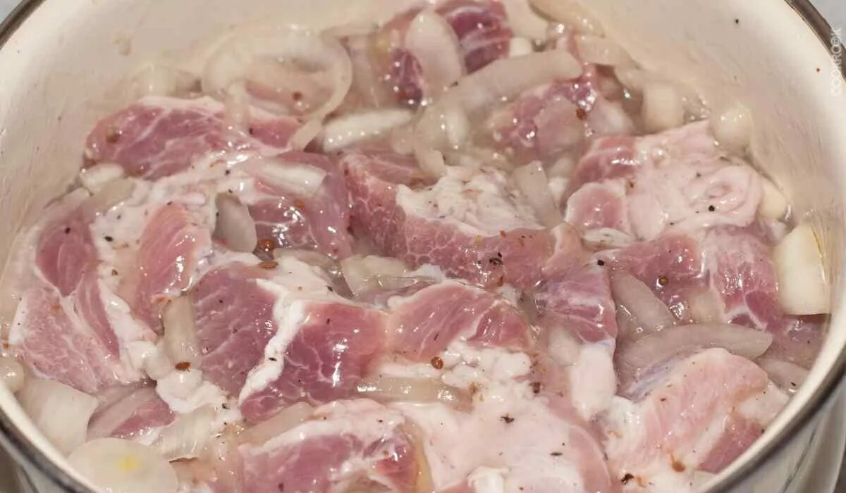 Как быстро замариновать мясо. Мясо для шашлыка. маринад для шашлыка из свинины. замаринованный шашлык. мясо в маринаде.