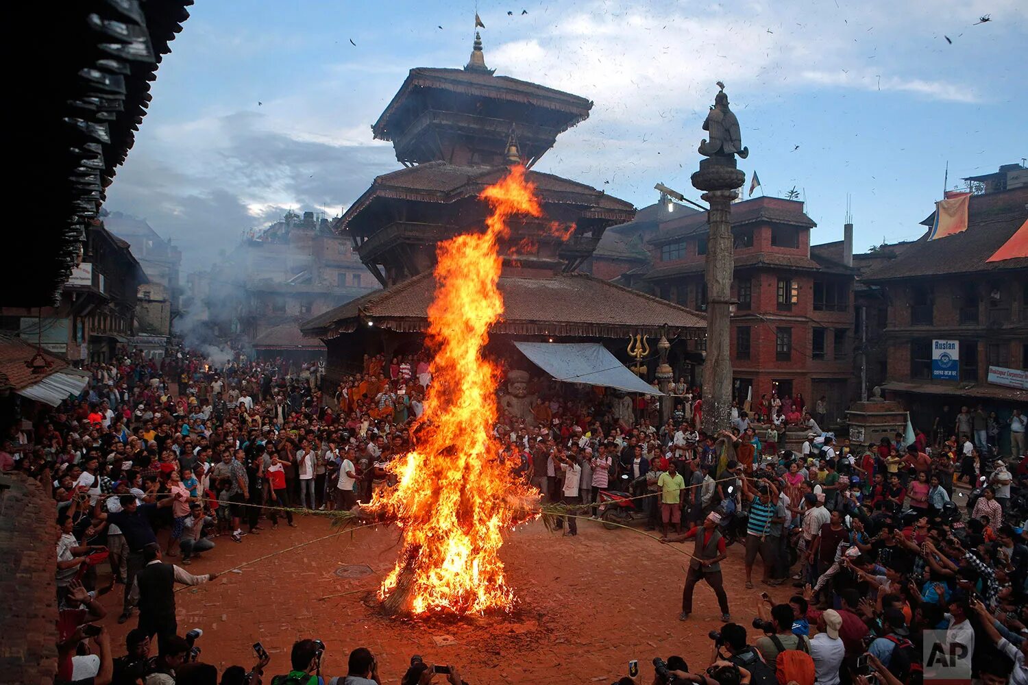 Бискет джатра. Бхактапур непал фестиваль. федеративная демократическая республика непал. фестиваль бискет джатра бхактапур. непал индра джатра.