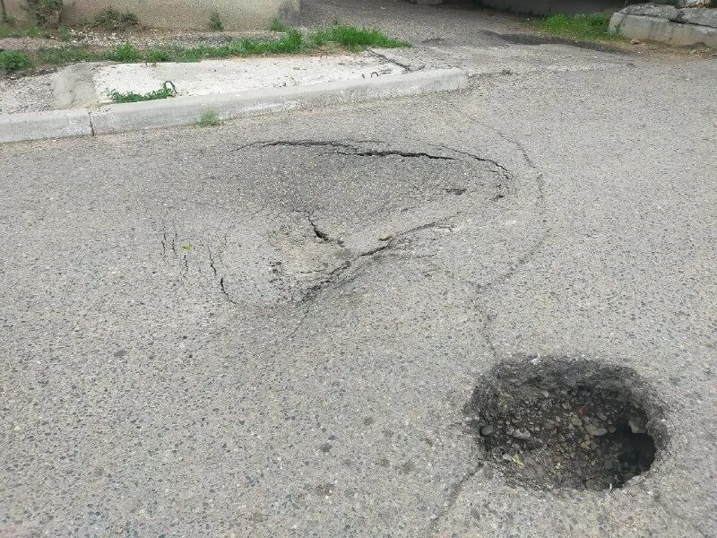 яма в земле маленькая. яма. маленькая яма. маленькая яма. ямки в огороде.