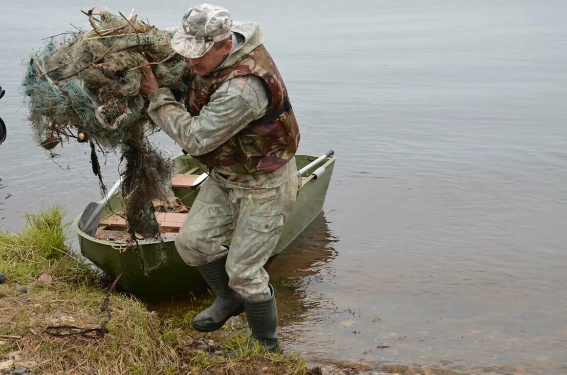 Браконьерская ловля. Борьба с браконьерами на реке. Рыболовное браконьерство. Лодка с браконьерами.