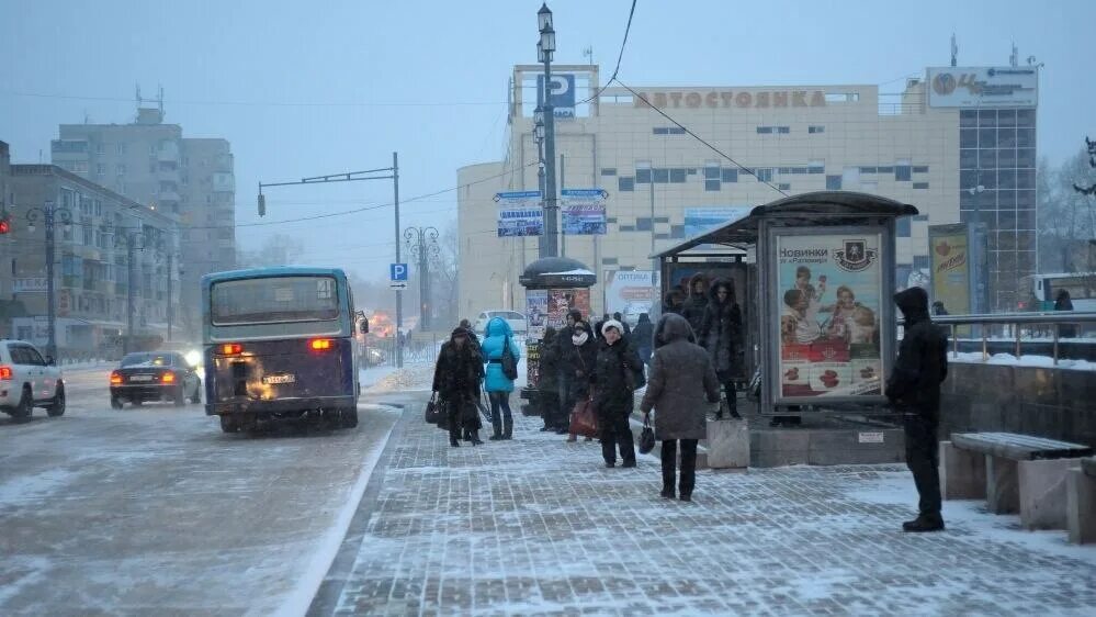 Ост хабаровск. Остановки Хабаровск. Автобусные остановки в Хабаровске. Люди на остановке зимой. Общественный транспорт Хабаровска новости.