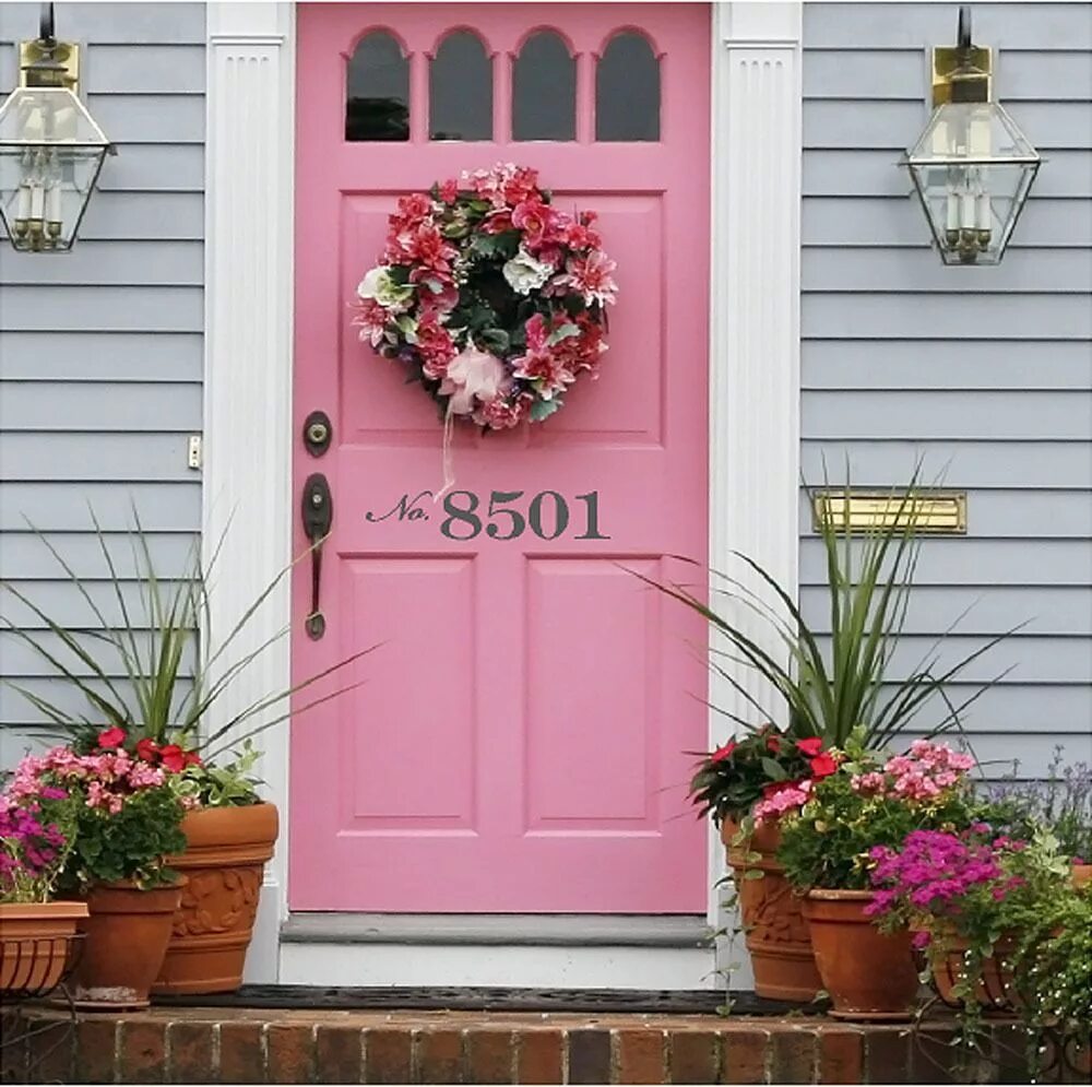 This is my door. Дверь с цветами. Дверь украшенная цветами. Двери декор цветы. Декор из цветов для дверей.