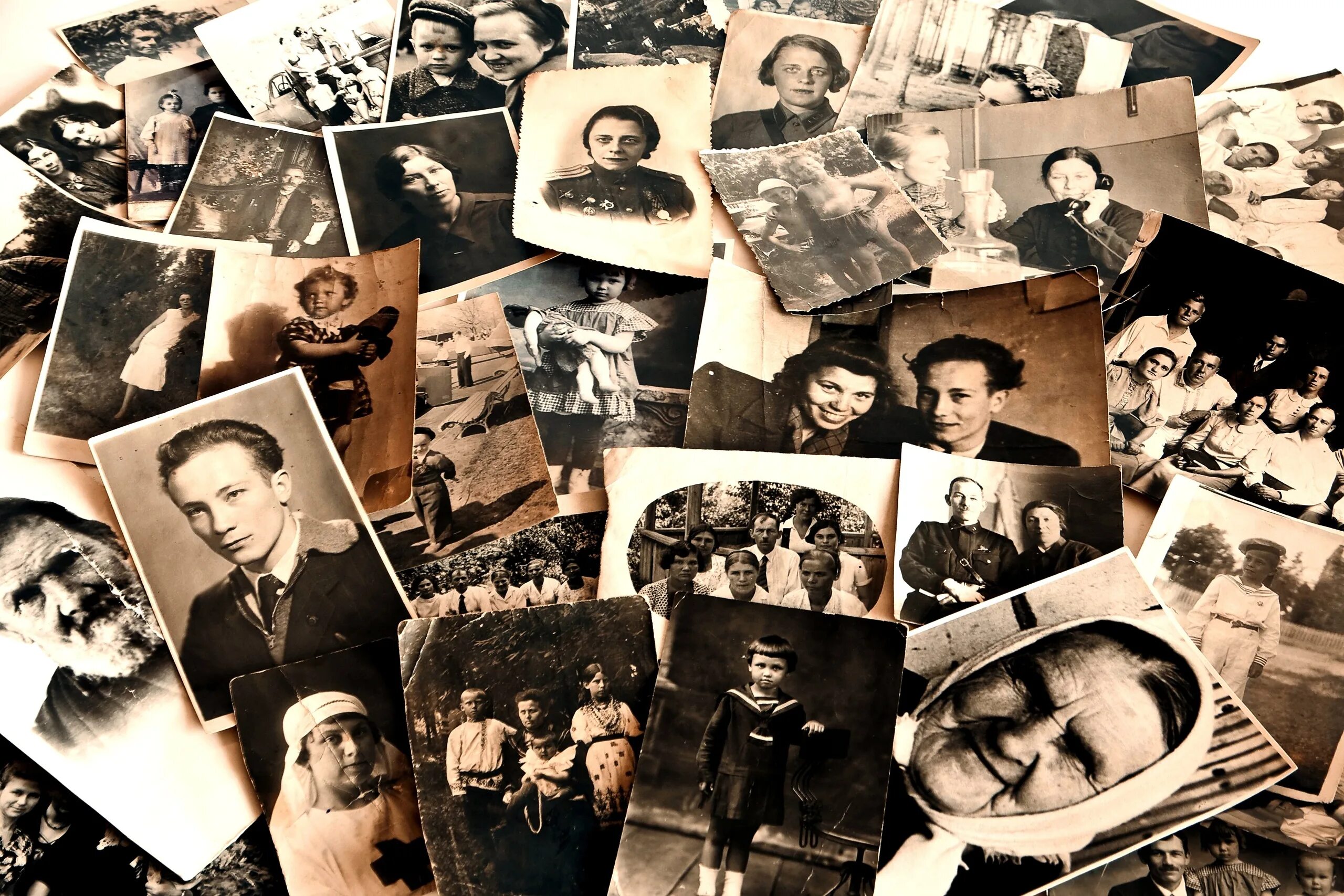 Старые фотографии коллаж. Старый альбом. Старая фотография на т фотобумаге. Архив старинных фотографий. Фотоальбом с фотографиями.