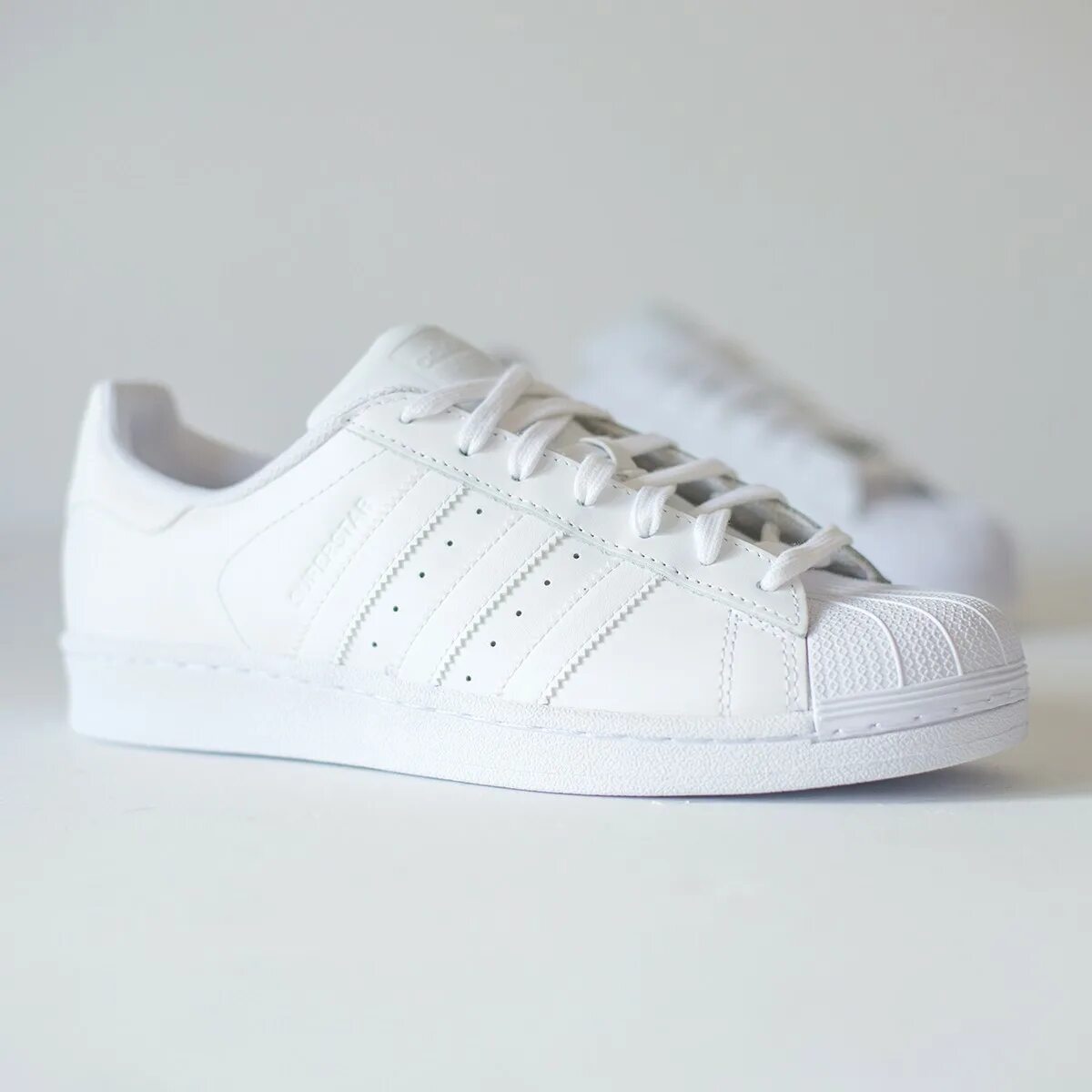 адидас superstar белые. белые суперстары. кроссовки adidas superstar женские. Adidas superstar white. Adidas superstar мужские белые.
