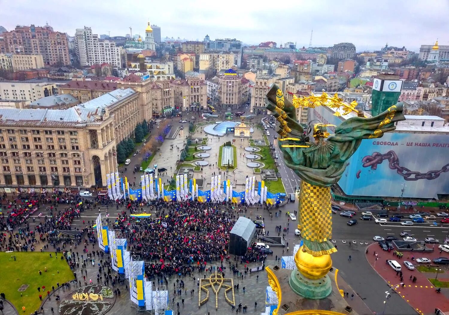 Киев новости города. Киев Майдан независимости Крещатик сейчас. Майдан Незалежности Киев сейчас. Площадь Майдан Незалежности Киев СССР. Майдан Незалежности сейчас.