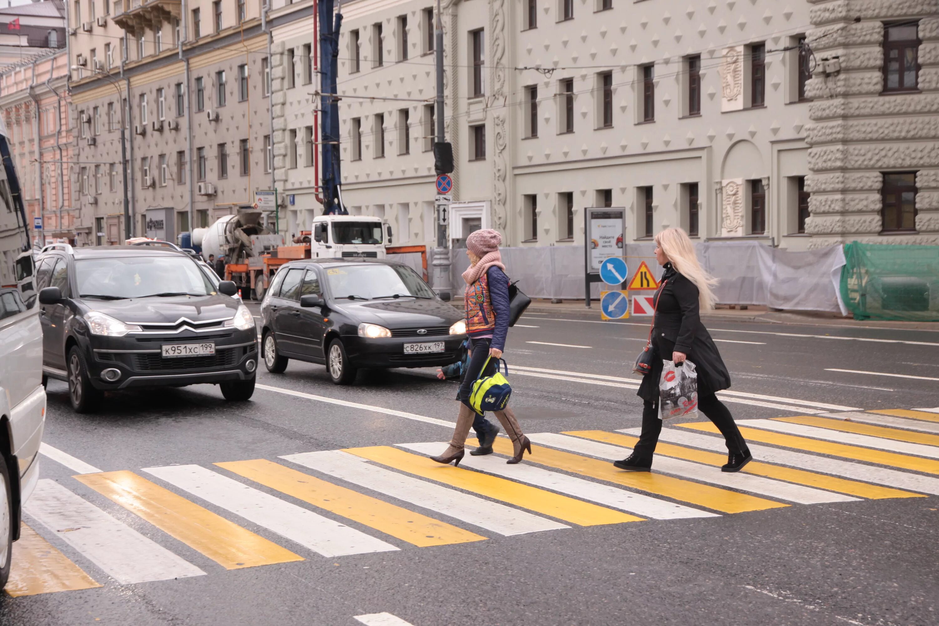 Люди на пешеходном переходе. Пешеход на дороге. Машина на пешеходном переходе. Пешеход пешеходный переход. Пропуск пешехода на пешеходном