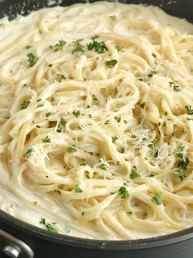 Рецепт соуса из сливок для макарон. Рецепт соуса из сливок для макарон. Паста с плавленным сыром. Сыр альфредо. Рецепты соусов в картинках.