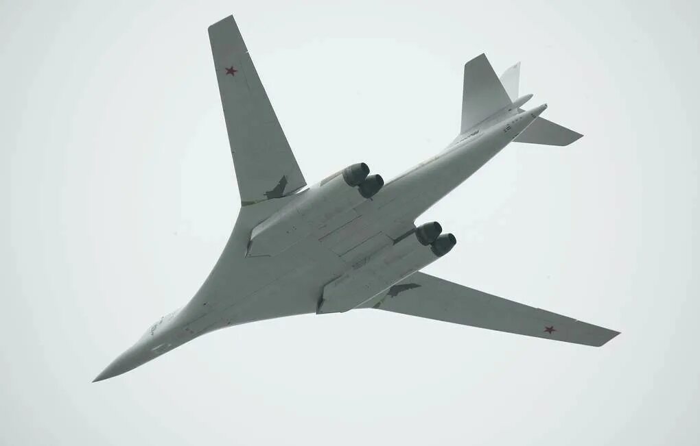 Рф 160 от 24.02 2009. Ту-160 белый лебедь. Стратегический бомбардировщик ту-160. Ту-160 сверхзвуковой бомбардировщик. Белый лебедь самолет ту 160.