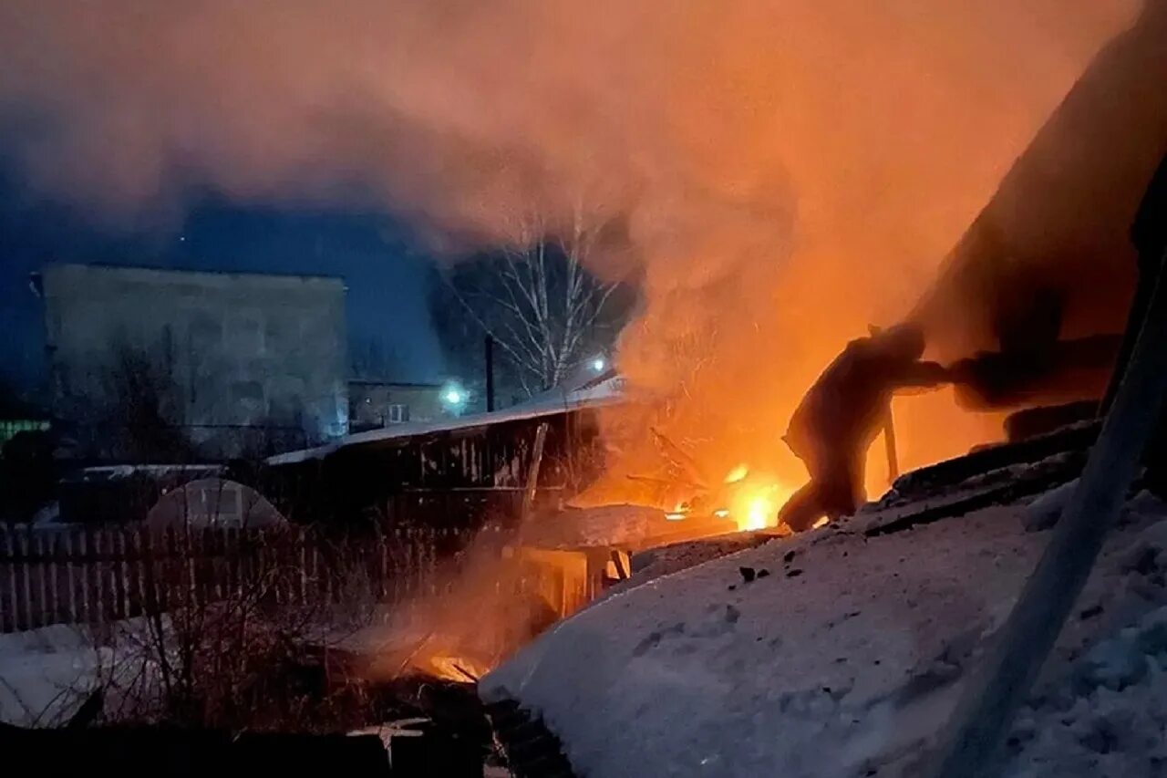 Пожары в Челябинской области. Пожар надворных построек. В Уфалее сгорел дом. Пожар картинки.