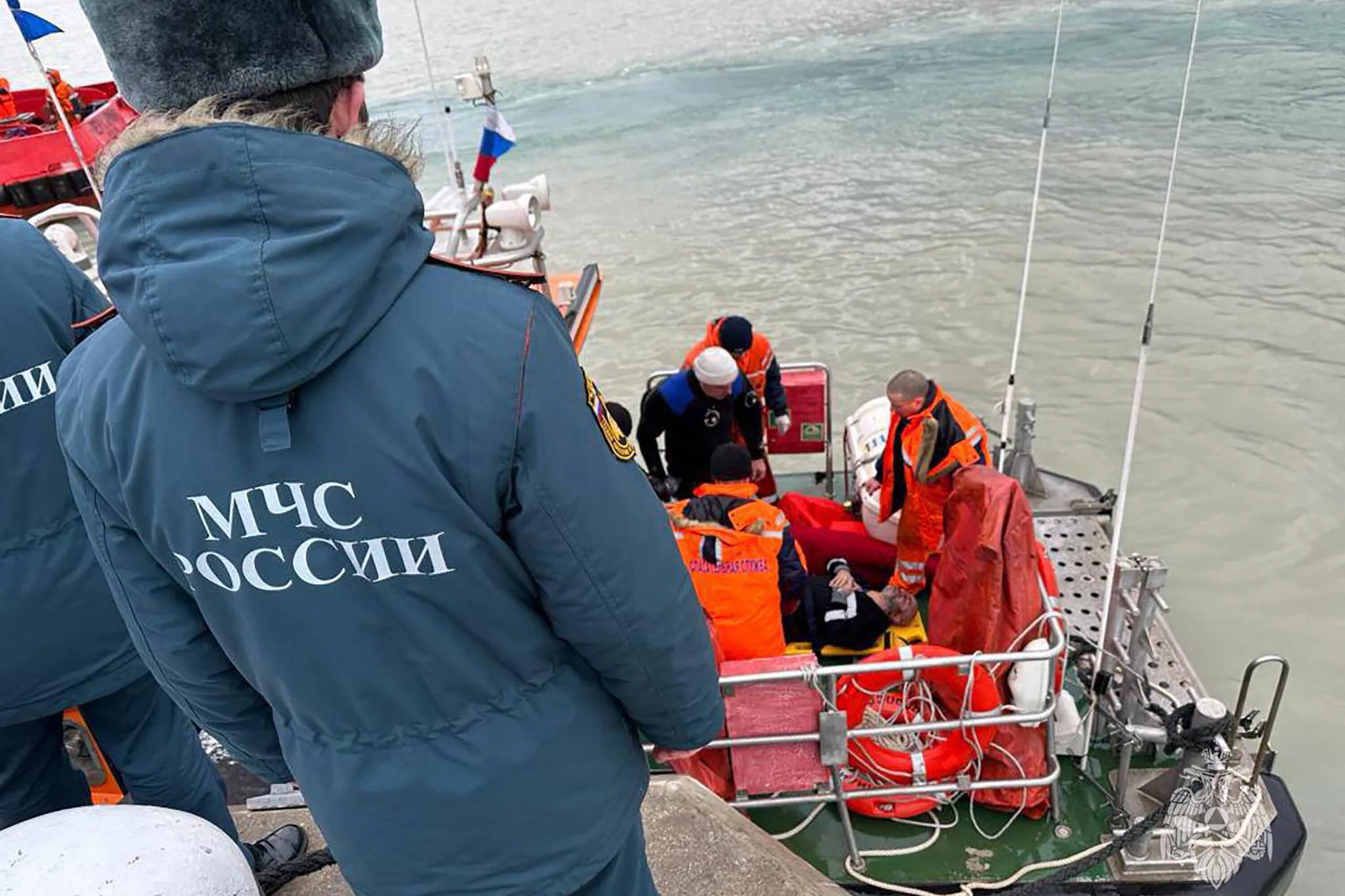 Потерпевшее крушение судно. Крушение судна. морские спасатели. затонувшее судно. спасательные операции мчс россии.