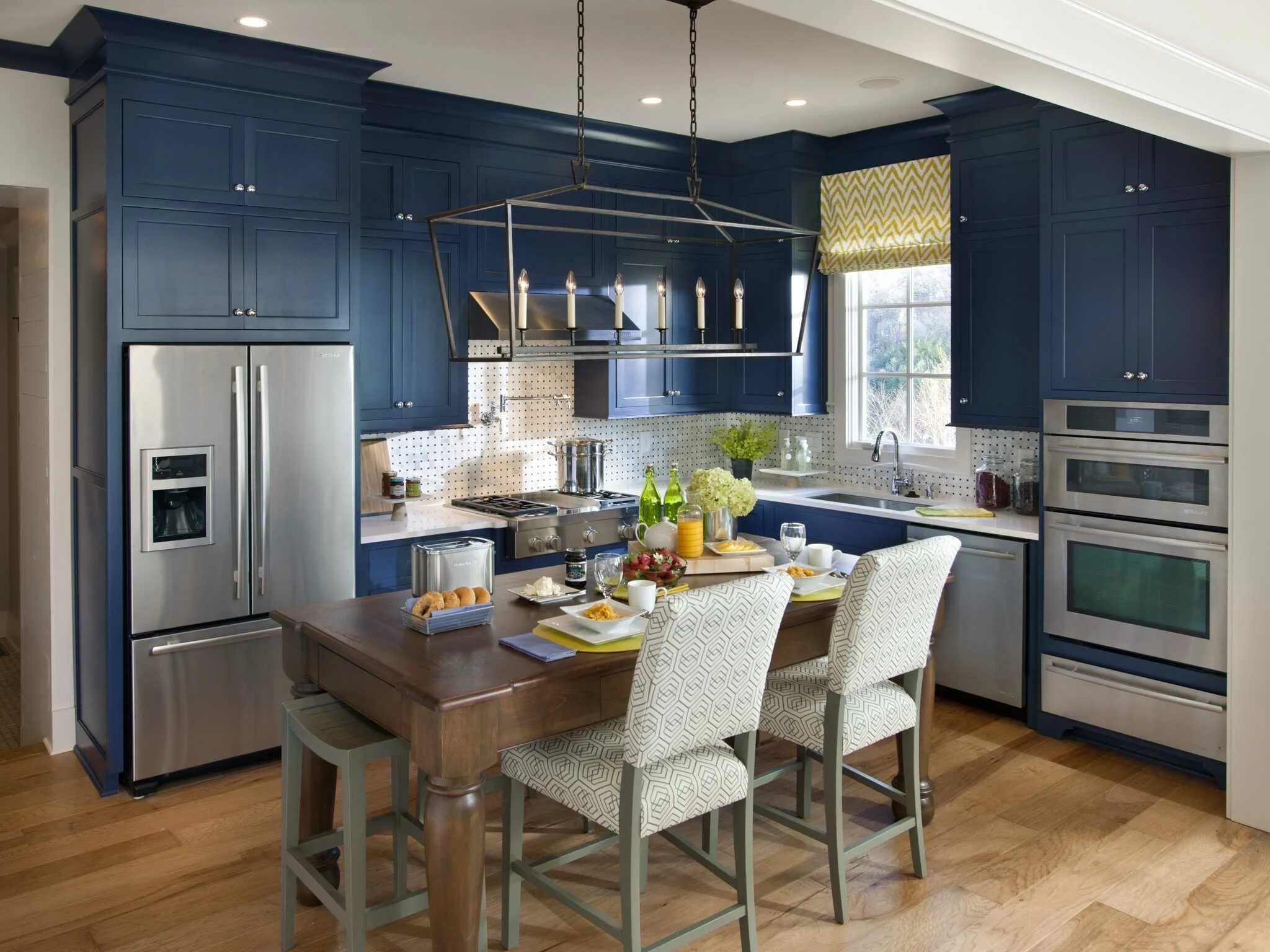 Синяя кухня. Кухня икеа голубая. Синяя кухня икеа в интерьере. Кухня в синих тонах интерьер. Сине бежевая кухня.