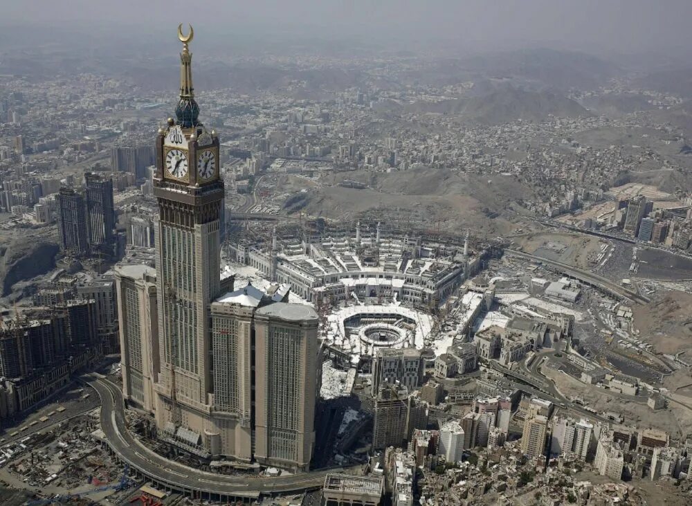 Абрадж Аль-Бейт Мекка. Королевская часовая башня в Мекке. Часовая башня Абрадж Аль-Бейт. Мека пашня Саудовская Аравия.