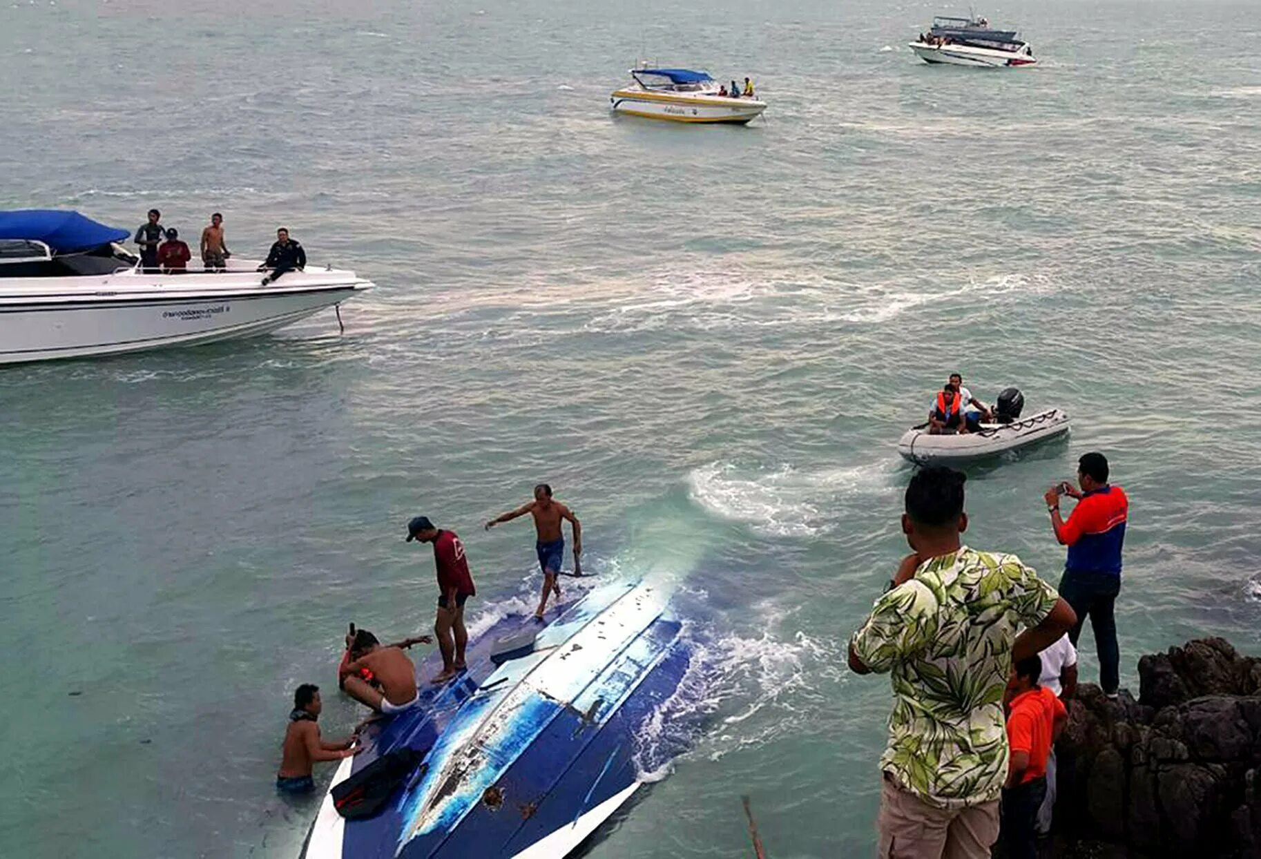 Разбившаяся лодка. Speed Boat Тайланд. Катер с туристами в Тайланде. Катер перевернулся. Лодка турист.