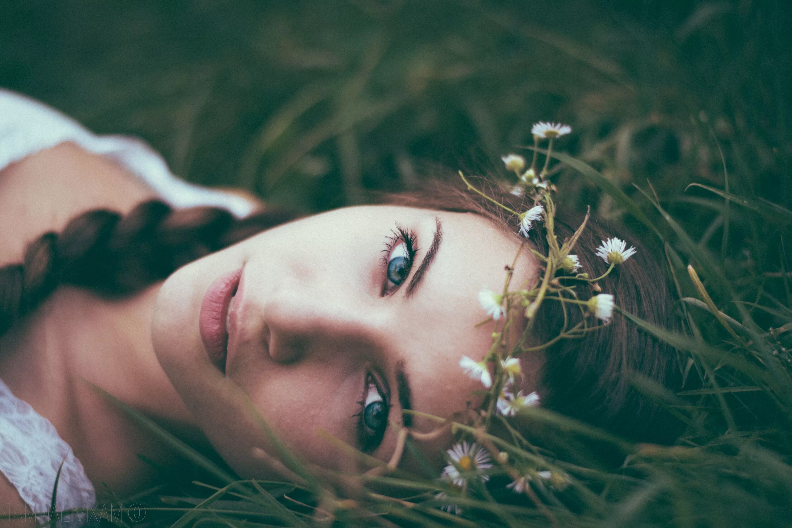 Фотосессия на траве. Девушка лежит на траве. Фотосессия на траве девушка. Девушка в траве с венком.