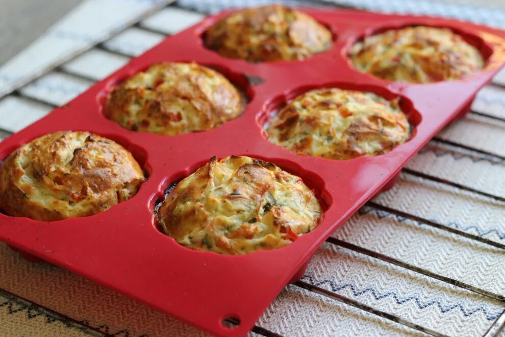 Силиконовая форма для кексов. Яйца в формочках для кекса. Кексы в духовке домашние. Форма рамекин для запекания. Готовим в формочках.