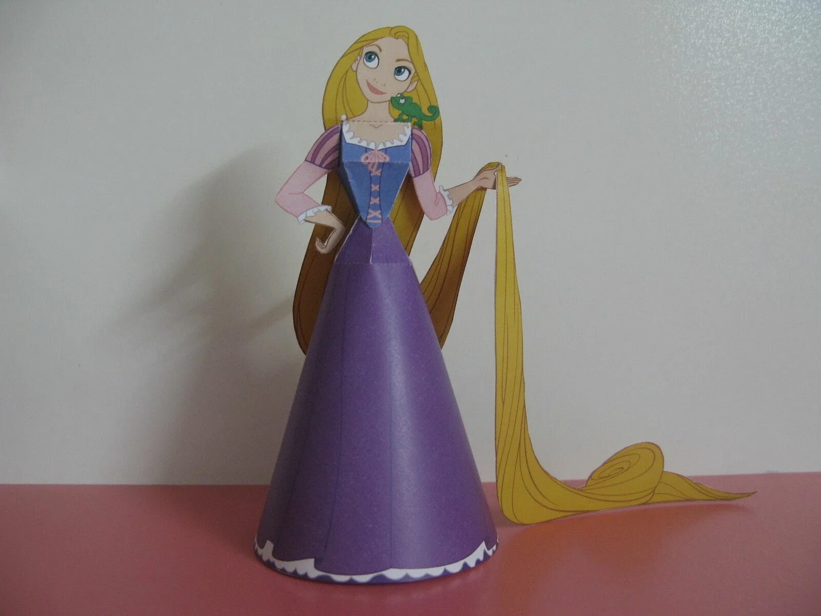 Кукла из картона. Кукла из цветной бумаги. Кукла из картона и бумаги. Бумажная пластика куклы. Кукла кусудама.