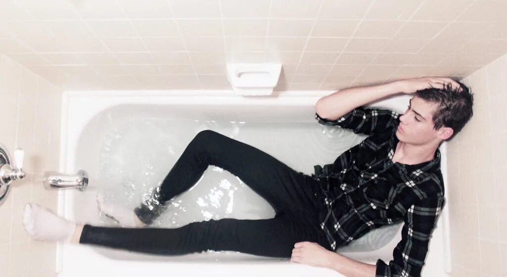 Парень в ванне. Видео парней ванне. Видео парней ванне. Ванна с шампанским. Ванная с человеком.