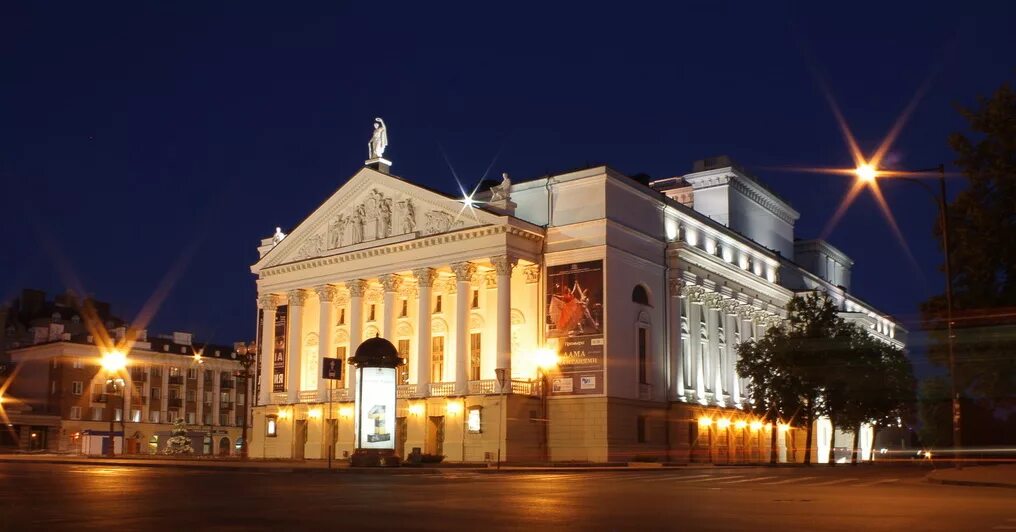 Казанский оперный театр. Театр мусы джалиля казань. Театр оперы и балета мусы джалиля. Театр оперы и балета им. Театр им мусы джалиля казань.